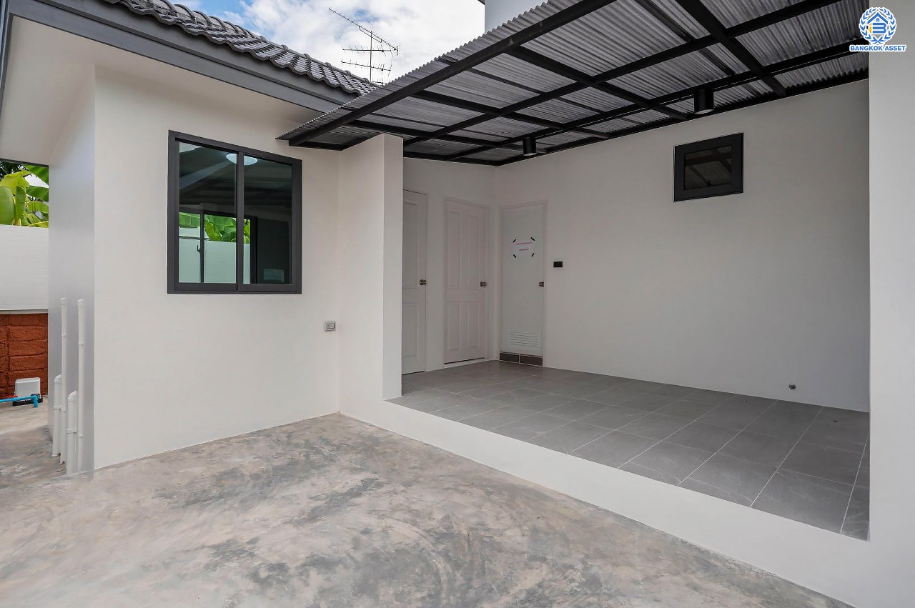 บ้านเดี่ยวฟิลคฤหาสน์มือสองตกแต่งใหม่ แบรนด์ LH ดีไซน์สุดหรูหรา โครงการ ลดาวัลย์ ปิ่นเกล้า เนื้อที่ 178.6 ตร.ว. บนพื้นที่ใช้สอยถึง 651.84 ตร.ม. ฟังก์ชันจัดเต็ม 5 ห้องนอน 7 ห้องน้ำ  1 ห้องแม่บ้าน จอดรถได้ถึง 3 คัน ทำเลศักยภาพติดถนนบรมราชชนนี เชื่อมต่อหลายเส้นทาง ใกล้มหาวิทยาลัยมหิดล และเซ็นทรัลศาลายา